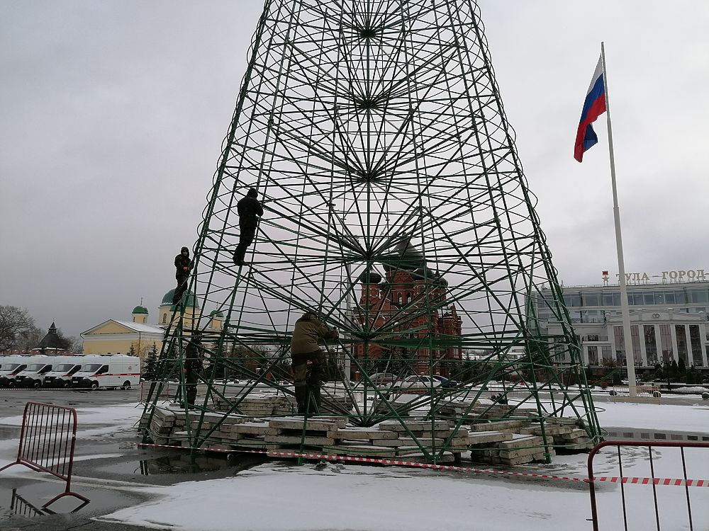 В Туле новогодняя елка скоро начнет "обрастать" хвойными ветками 