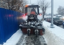 В городском округе Серпухова идёт активная уборка территорий от снега, выпавшего накануне.