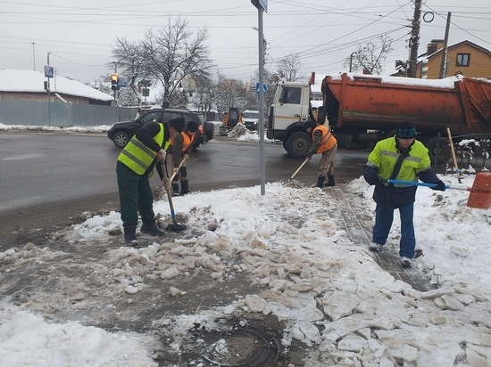 Военные помогут дворникам Калуги в уборке города от снега