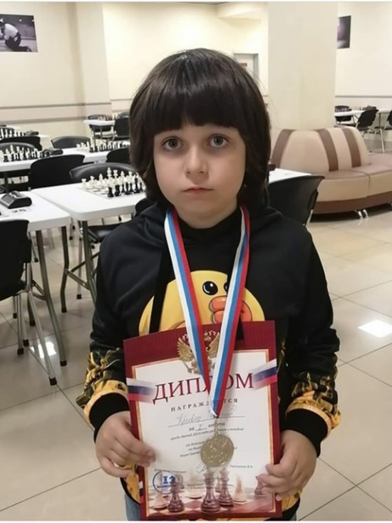 Юный шахматист из Калуги завоевал кубок детской премии в Москве
