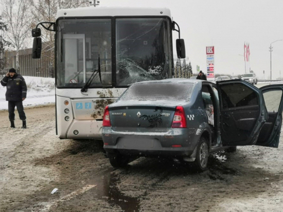 Такси и автобус столкнулись под Белгородом: погиб водитель такси