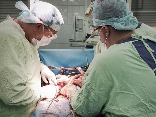 17 хирургов пересадили печень новокузнечанину под наблюдением студентов из Индии