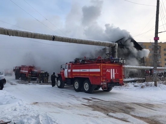 Пожарные тушат двухэтажный дом на улице Рыдзинского в Якутске