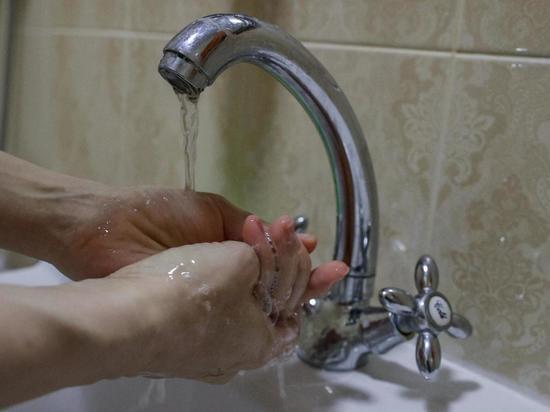 Власти Симферополя попросили бизнес не повышать цены на воду в бутылках