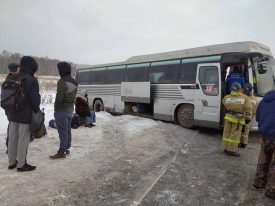 В Красноярском крае рейсовый автобус столкнулся с КамАЗом