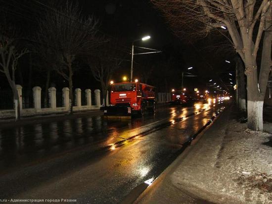 Ночью в Рязани убирали снег с городских улиц