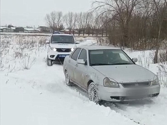 В Ростовской области из-за снегопада машины попадают в кюветы и сугробы