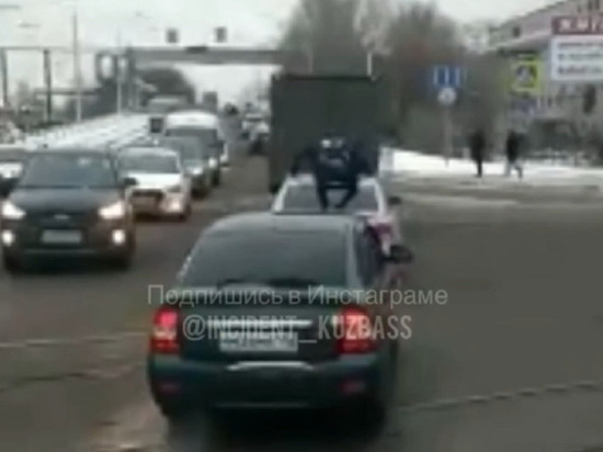 Неизвестный прокатился на крыше автомобиля в Кемерове