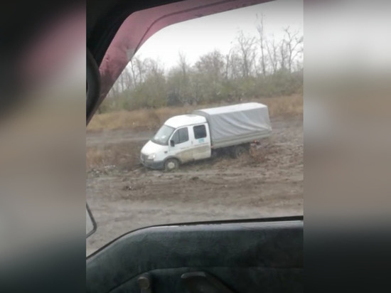 В Ростовской области грузовик съехал с дороги и застрял в грязи