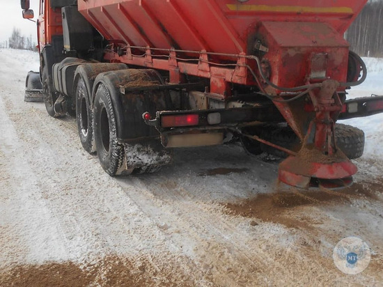 В ДНР оперативно устраняют гололед на дорогах