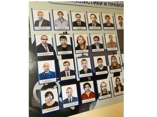 В КубГУ на юрфаке стенд с преподавателями «одели» в маски