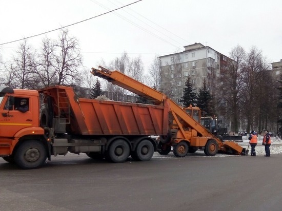  Снег и лед продолжают убирать с улиц Нижнего Новгорода