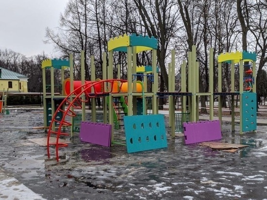 В Рязани в «Наташкином парке» начали собирать детскую площадку