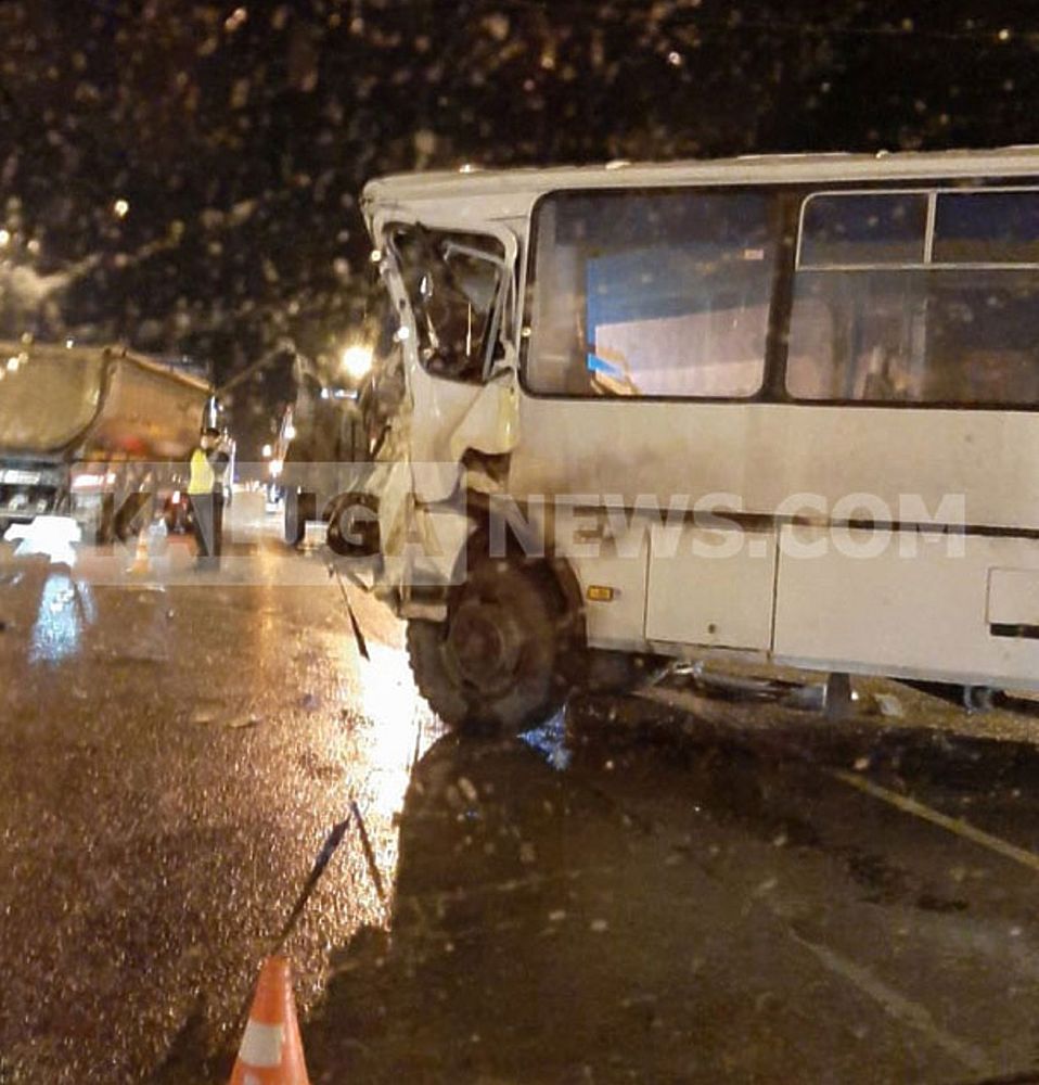 Первые кадры с места автокатастрофы с автобусом и фурой под Калугой