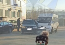 В Чите на улице Угданской днем 25 ноября произошло ДТП с участием маршрутного такси