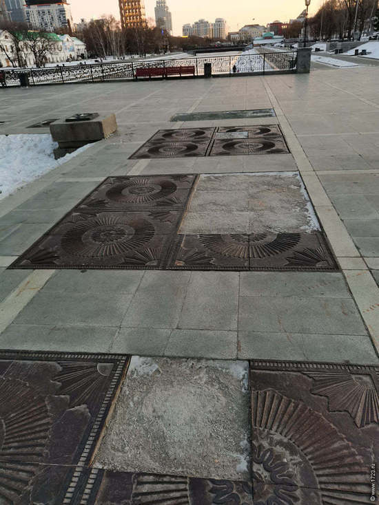 В Екатеринбурге на Плотинке пропали чугунные плиты