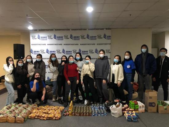 Якутским студентам во Владивостоке передали продукты питания