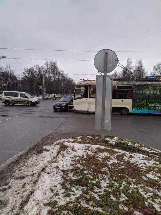 В Ярославле легковушка попала под трамвай