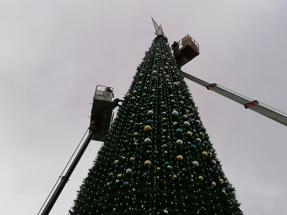 В Туле начали украшать новогоднюю елку гирляндой и шарами 
