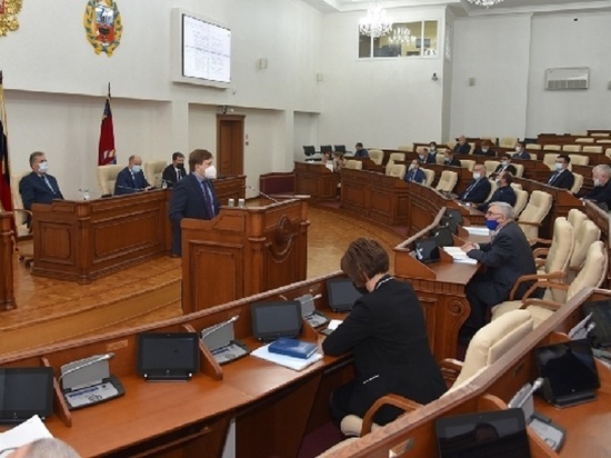 «Зачем один закрывать, другой открывать?»: министр алтайского здравоохранения ответил на вопросы депутатов