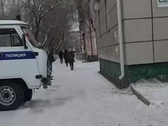 В столице Тувы служебная машина полиции врезалась в аптеку