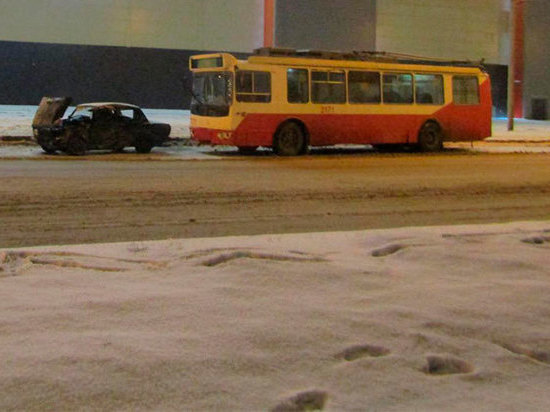 Молодой водитель в Ижевске погиб, столкнувшись с троллейбусом
