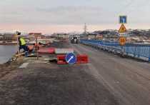 В посёлке Териберка завершаются работы по ремонту автодорожного моста, который был построен в 1995 году