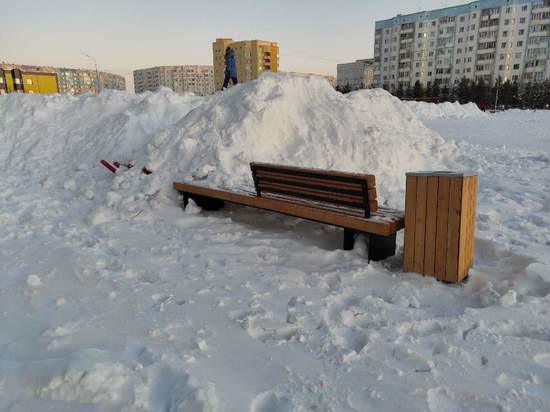 Подрядчик в Надыме завалил снегом новую лавочку и велопарковку
