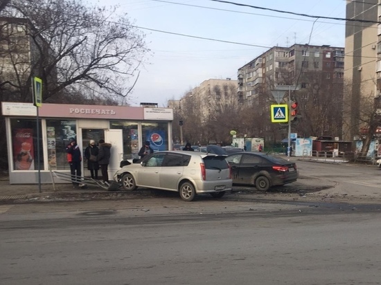 В Челябинске две иномарки столкнулись и врезались в металлическое ограждение