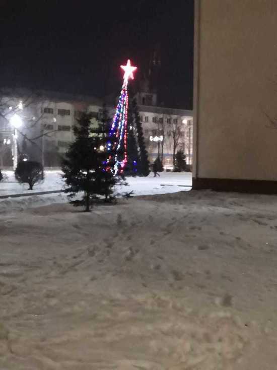 Кузбассовцы посмеялись над наполовину украшенной елкой