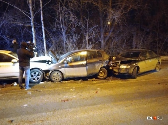 В Екатеринбурге в массовом ДТП пострадали три человека