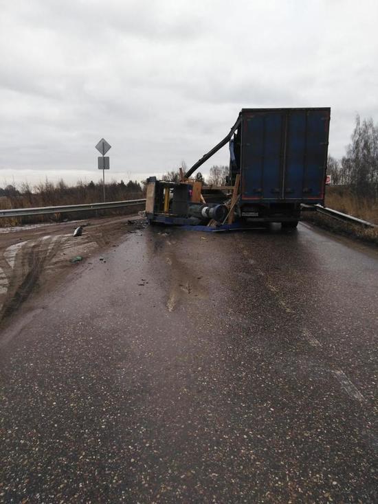 Стало известно по какой причине в Тверской области из грузовика на дорогу выпал станок
