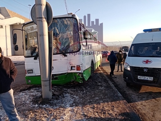 Несколько человек пострадали в жесткой аварии автобуса и такси на Октябрьском мосту