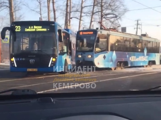 Трамвай и новый автобус в Кемерове не поделили дорогу