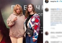 Певица Алена Апина опубликовала на своей странице в Instagram фото с дочерью Ксенией