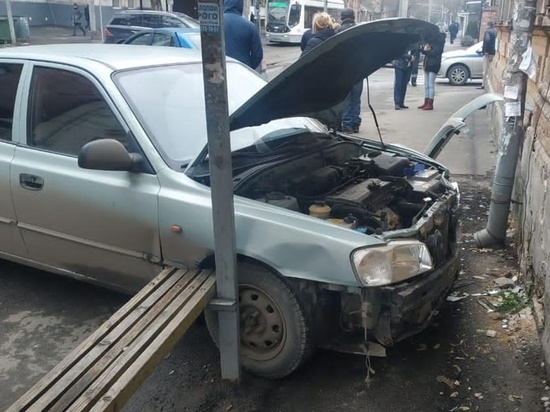 В Ростове водитель иномарки сбила пожилую женщину на остановке