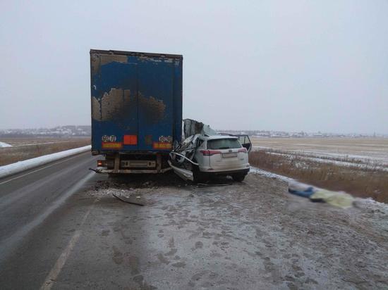 В Удмуртии погиб пассажир Тойоты, врезавшейся в грузовик