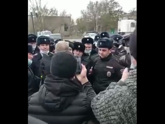 В Дагестане полицейские устроили митинг в поддержку организатора теракта