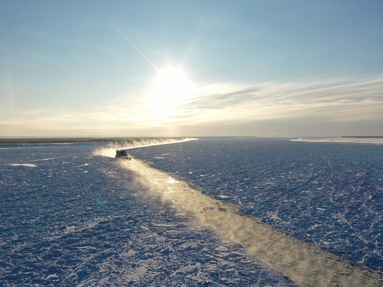 На автодороге «Вилюй» открыты три ледовые переправы, через реку Лена ходит паром с ледоколом