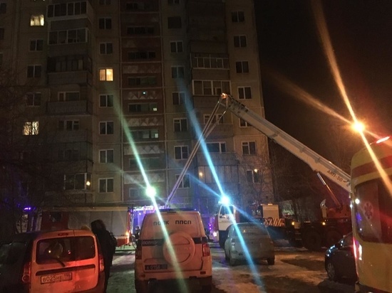 В Екатеринбурге из пожара с помощью подъемника с 9-го этажа спасли двух человек