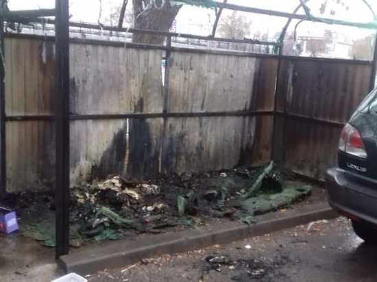 В Астрахани вновь сгорели мусорные контейнеры