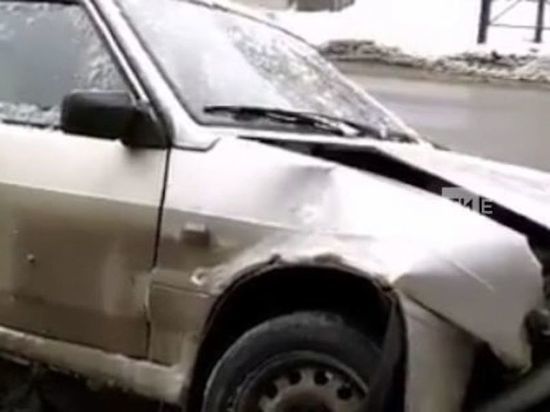 В Казани машину занесло на дороге и она сбила пешехода на тротуаре