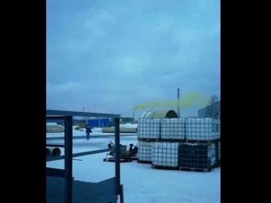 Рязанец снял на видео желтый дым из трубы завода на окраине города