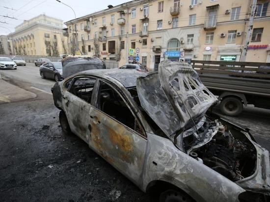 Днем в центре Волгограда сгорело такси: фото