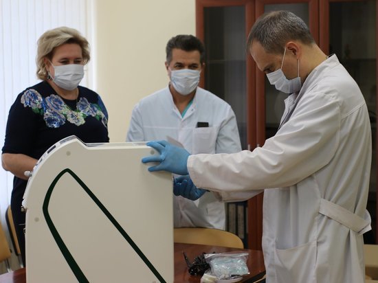 Донские депутаты и волонтеры передали в БСМП Таганрога новый кислородный концентратор