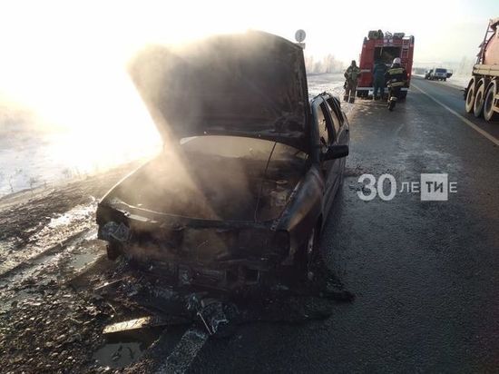 На трассе в Татарстане сгорел автомобиль, водитель выжил