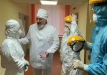 В соцсетях продолжают обсуждать визит Александра Лукашенко в "красную зону" минской больницы, где лечат больных коронавирусом