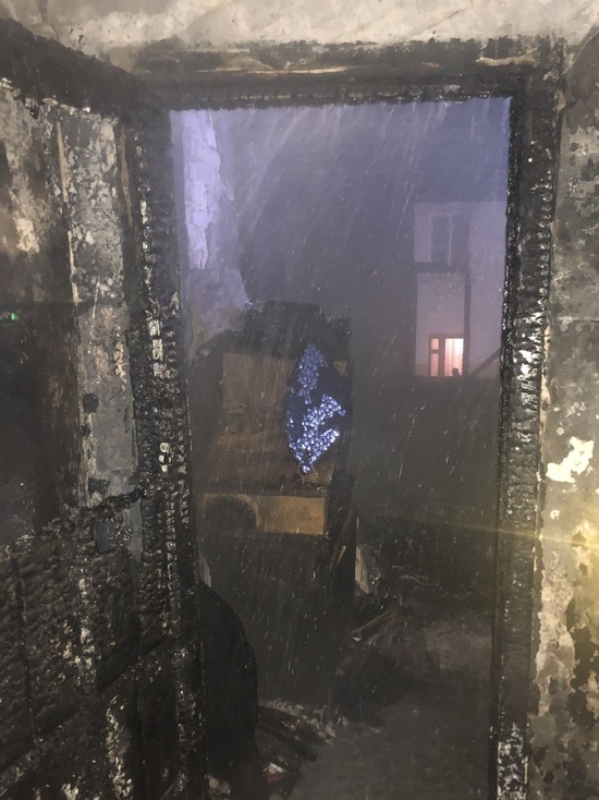На пожаре в многоквартирном жилом доме во Владимире пожарные спасли троих человек