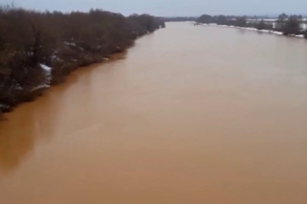 Коричневая река. Загрязнение реки Оки в Калуге. Река Угра закат. Флаг угры реки. Подъем воды в угре
