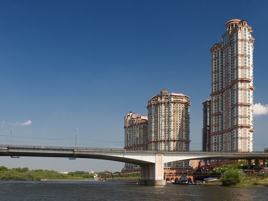 На Москва-реке в Строгино образовалась радужная пленка